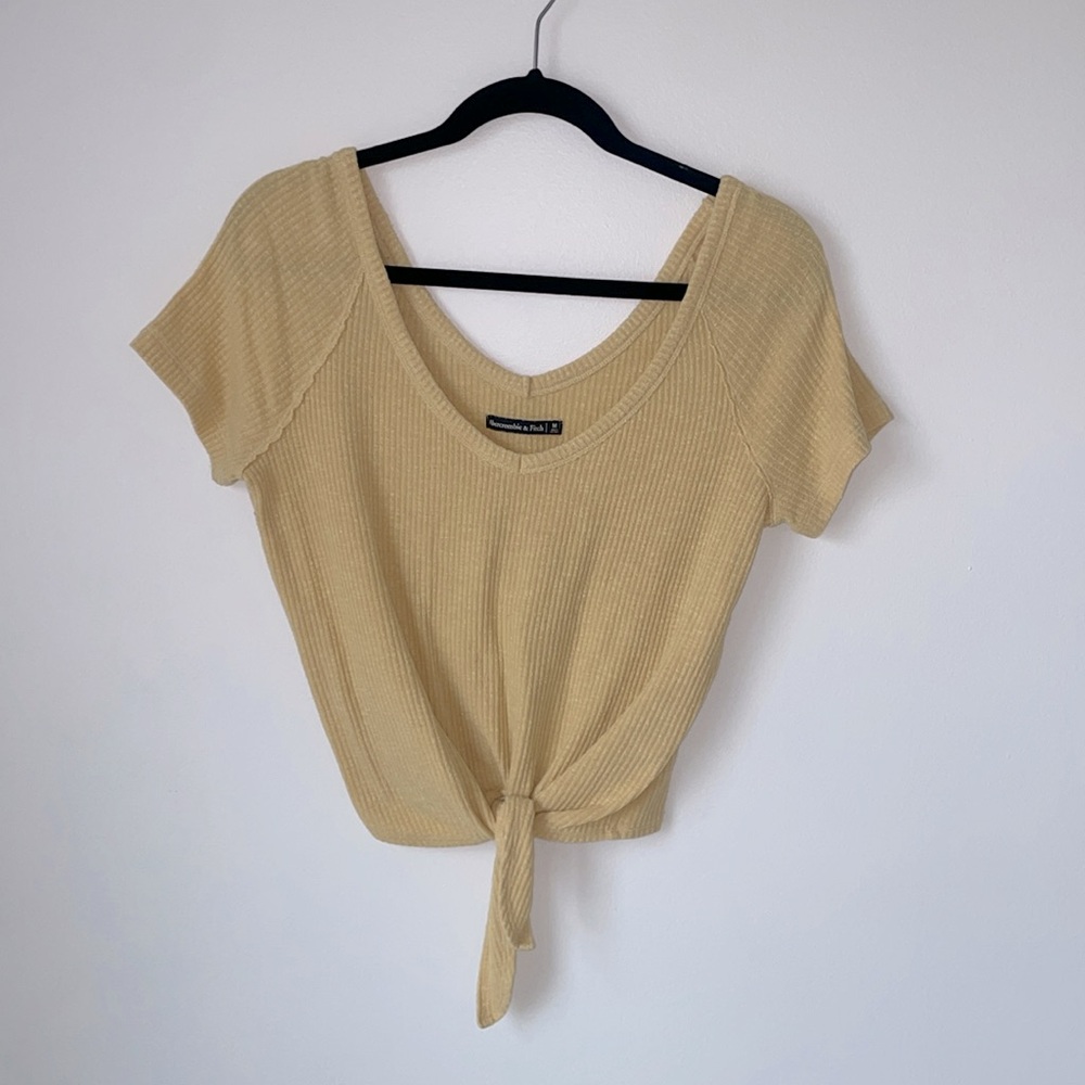 Abercrombie & Fitch V-Neck Tie Front Short Sleeve Top in Light Yellow - Size: M